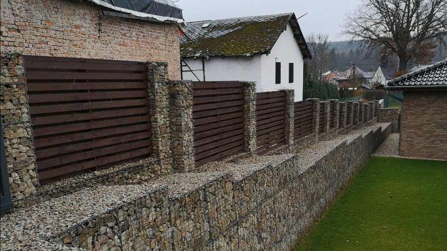 Zárubní stěna, oplocení Stará Role I